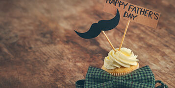 Happy,Fathers,Day,Special,Cupcake,And,Bow,Tie,On,Wooden