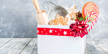 Christmas,Gift,For,Bakers.,Decorated,Gift,Box,With,Rolling,Pin,