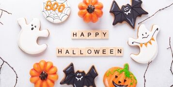 Set,Of,Various,Gingerbread,Cookies,And,Happy,Halloween,Wooden,Blocks